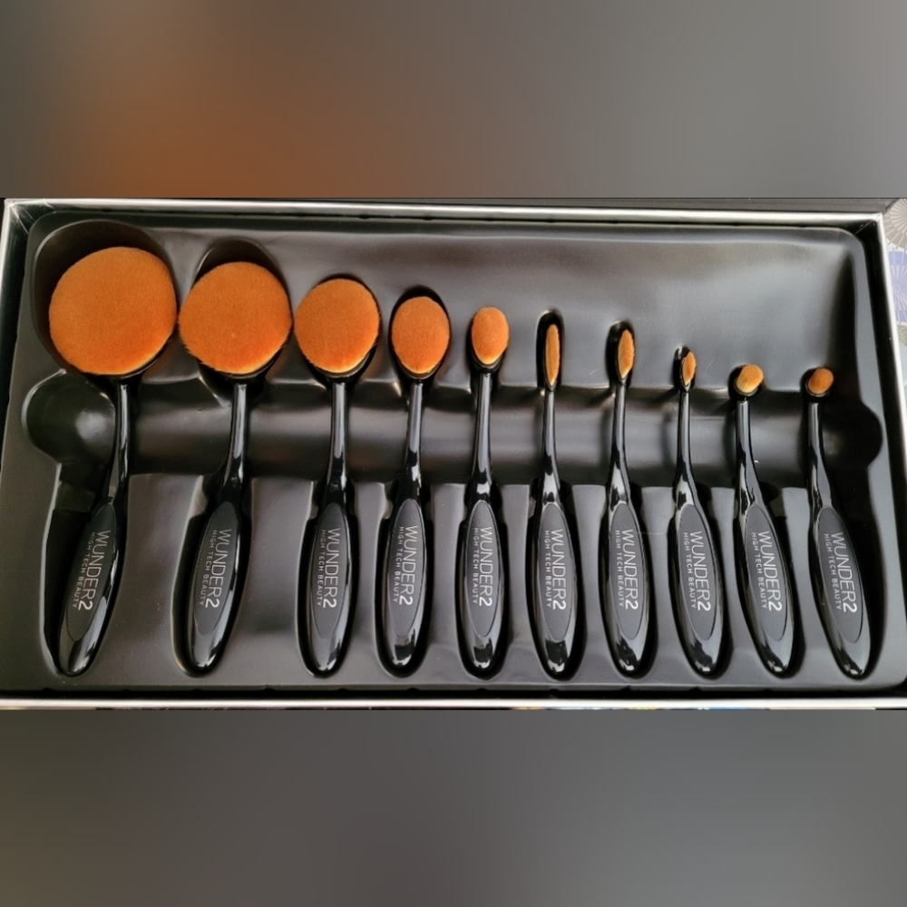 NWOT Oh!Val Wunder2 10piece Toothbrush Puff Kabuki Set